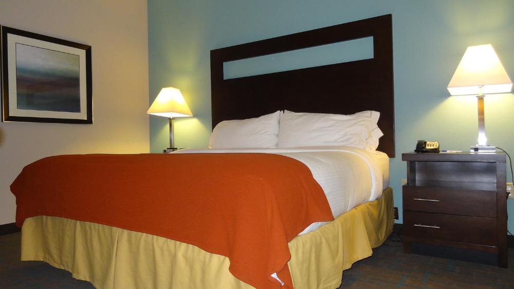Holiday Inn Express Hotel Kansas City - Bonner Springs by IHG